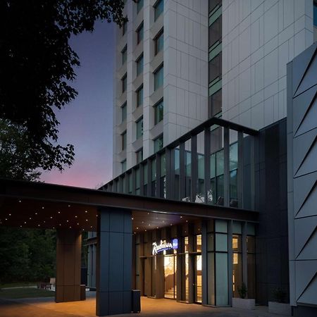 Radisson Blu Hotel, Cluj Eksteriør bilde Entrance to the hotel