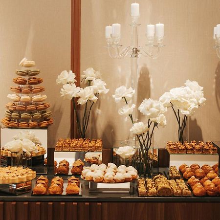 Radisson Blu Hotel, Cluj Eksteriør bilde A dessert table at a wedding