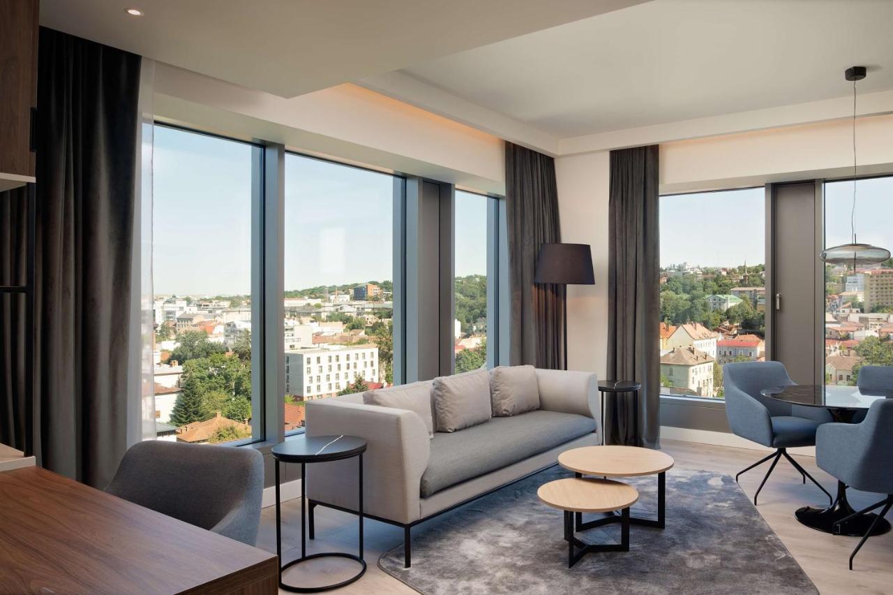 Radisson Blu Hotel, Cluj Eksteriør bilde The living room of a suite at the hotel