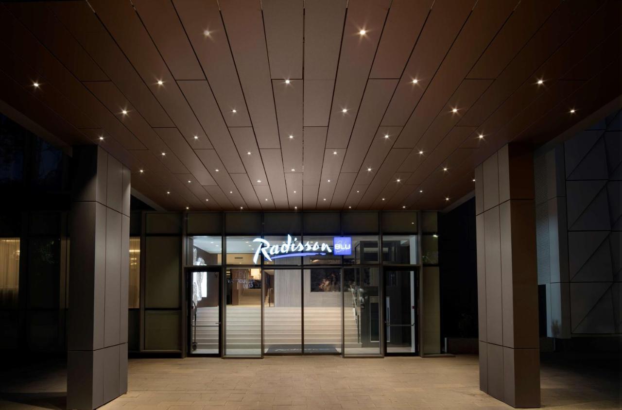 Radisson Blu Hotel, Cluj Eksteriør bilde Entrance to Radisson Blu Hotel, Brussels