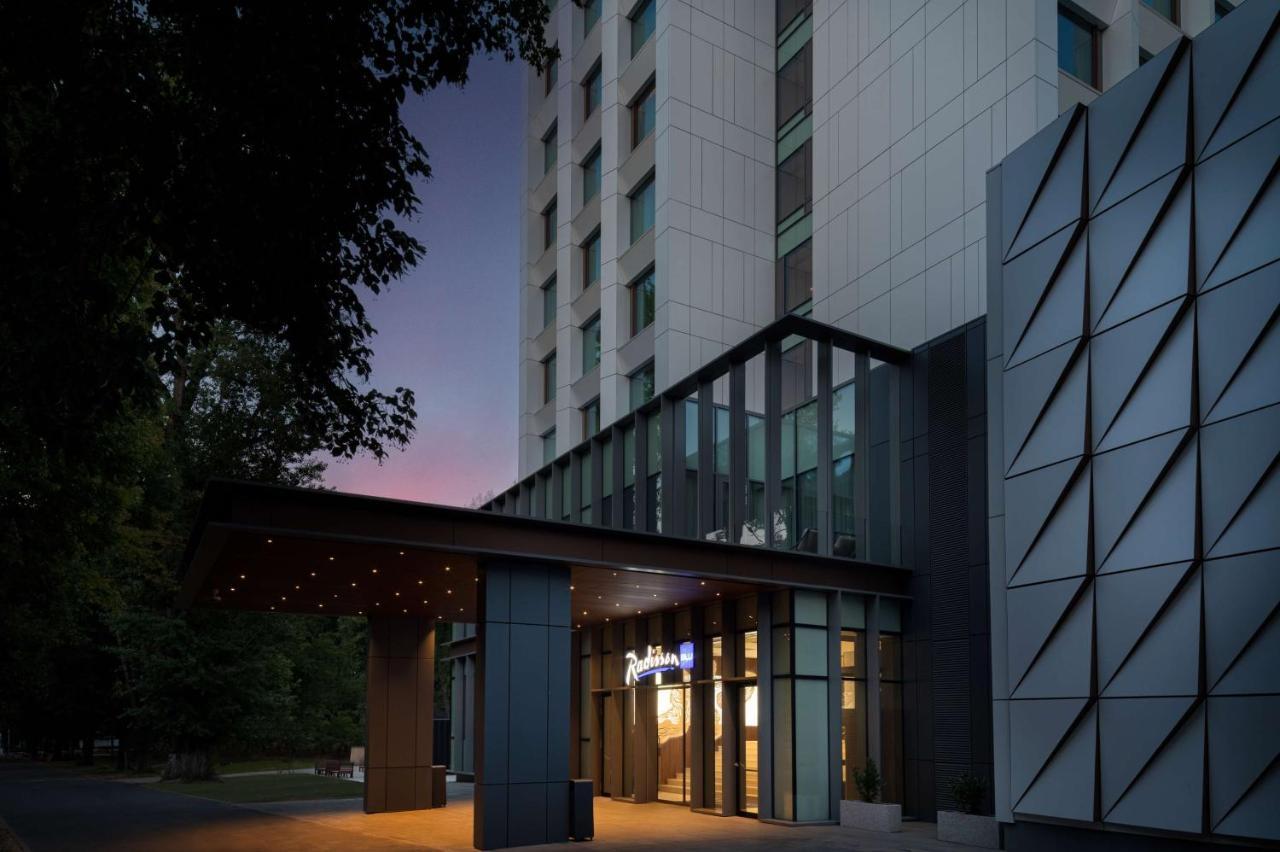 Radisson Blu Hotel, Cluj Eksteriør bilde Entrance to the hotel