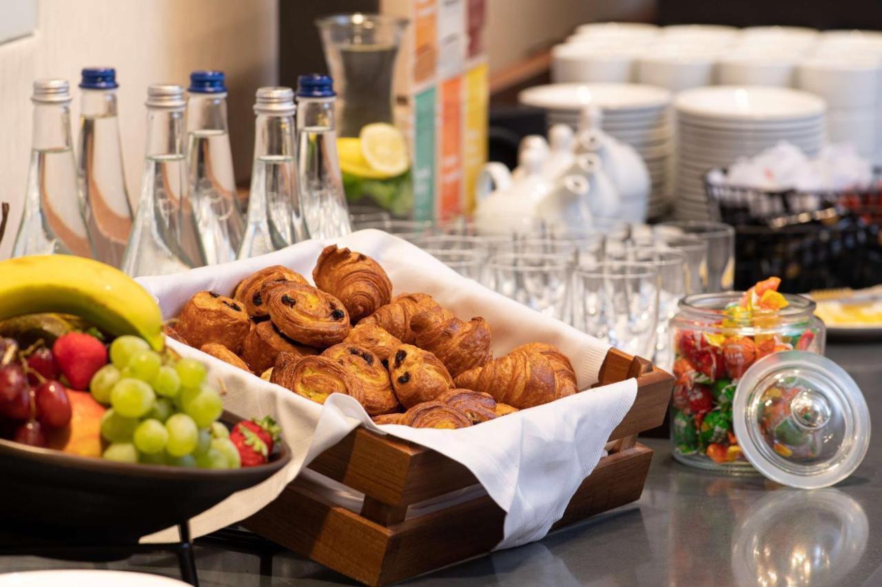 Radisson Blu Hotel, Cluj Eksteriør bilde A buffet at a hotel