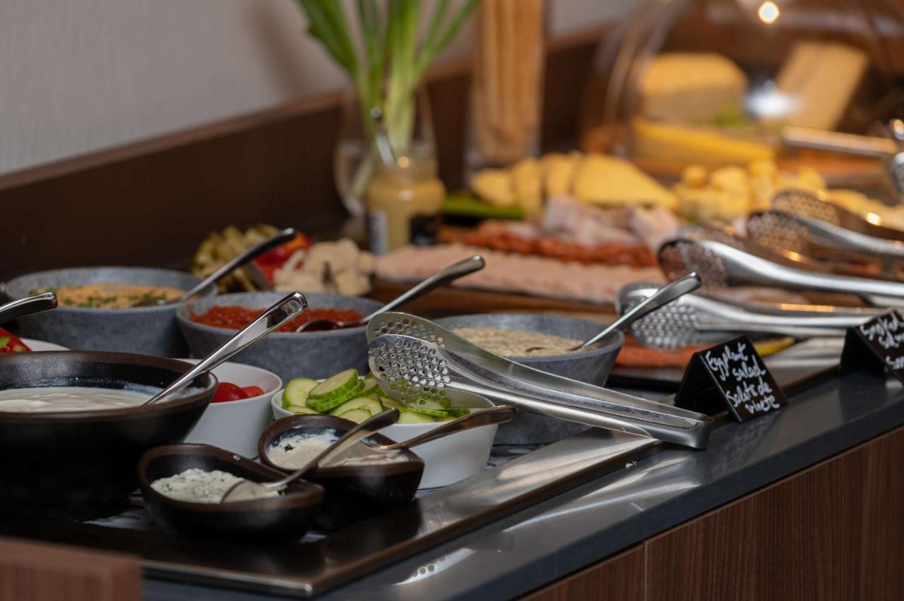 Radisson Blu Hotel, Cluj Eksteriør bilde A salad bar