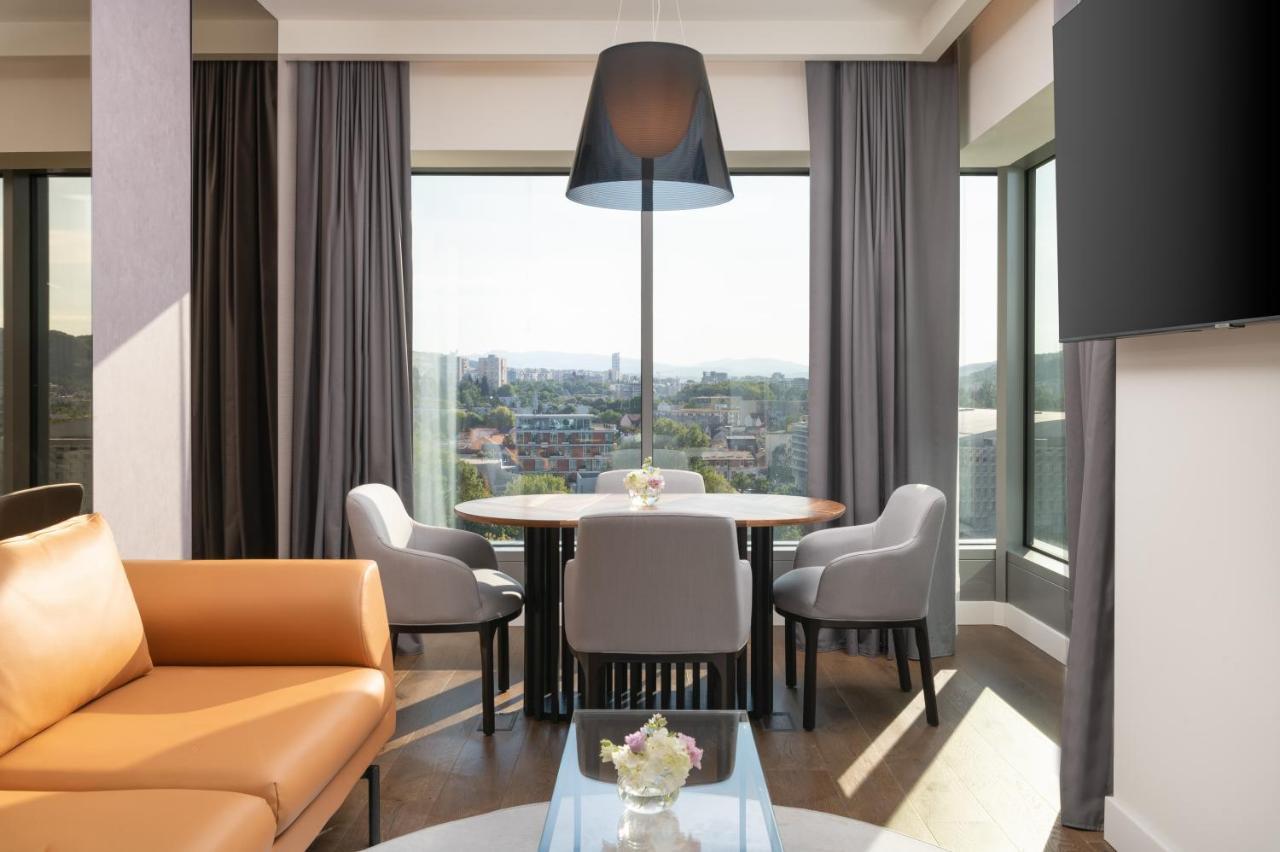 Radisson Blu Hotel, Cluj Eksteriør bilde A suite at the hotel