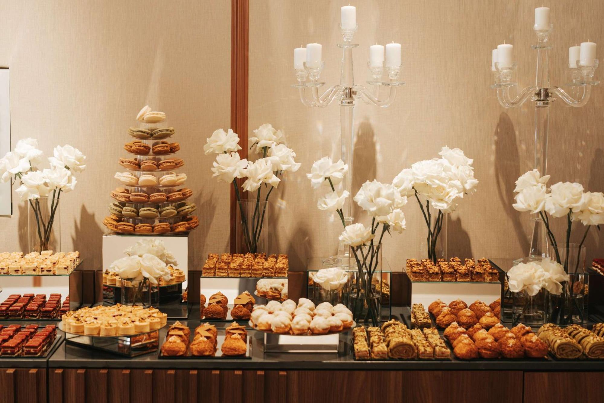 Radisson Blu Hotel, Cluj Eksteriør bilde A dessert table at a wedding