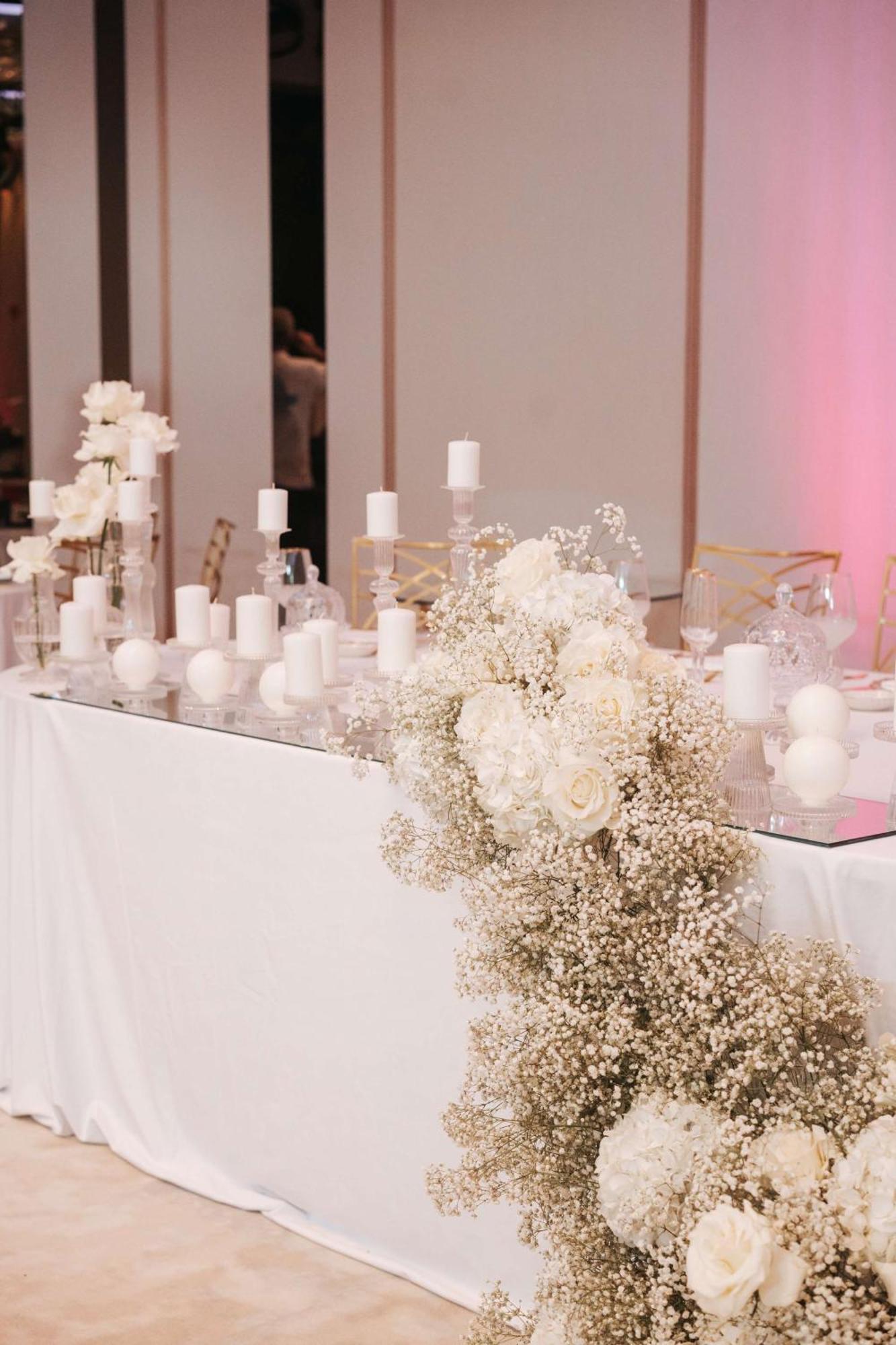 Radisson Blu Hotel, Cluj Eksteriør bilde A table decorated with white flowers and candles